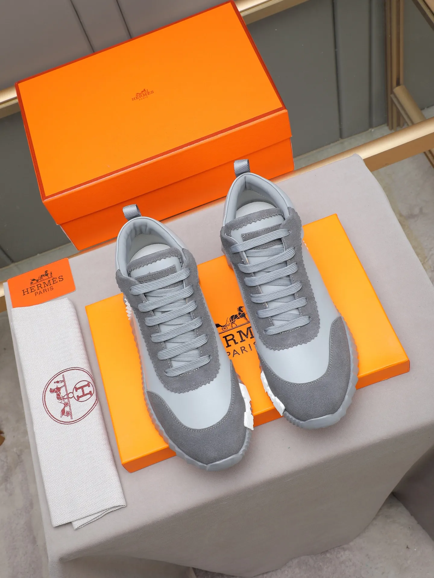 PPP460 (Hermes high-top men's shoes)🆕Men's sports shoes, decorated with textured calfskin details. Spliced ​​with original cowhide, this shoe draws inspiration from the equestrian world, integrating technical details and practical functions. Breathable sheep lining, original combination outsole, high-end quality, and every detail is perfectly combined! Size: 38-44 (45 can be customized)